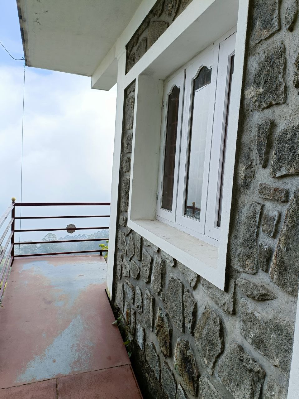 Cozy interior of Jenova Homestays cottages in Vattakanal